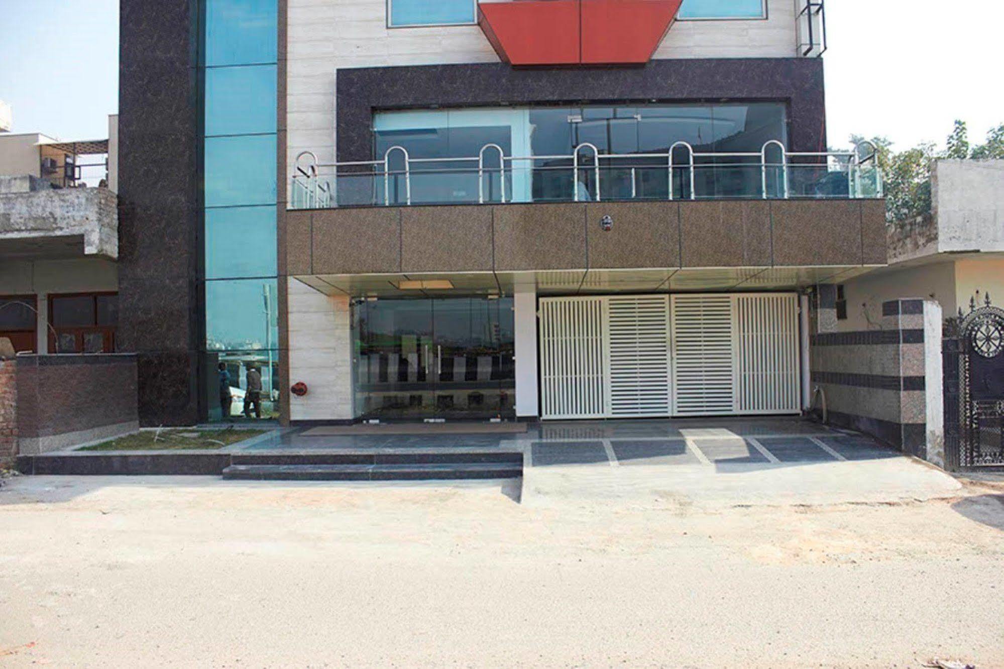 Hotel Waterfall Δελχί Εξωτερικό φωτογραφία